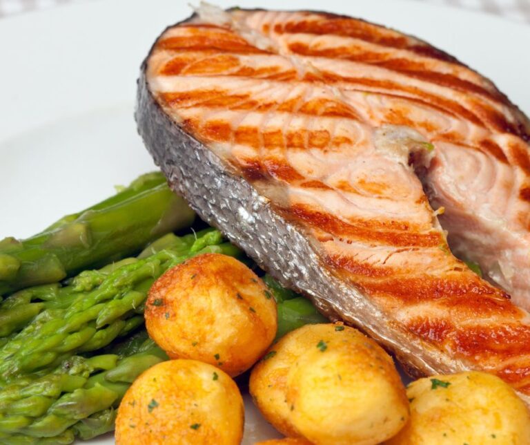 Salmon with asparagus and roasted potatoes